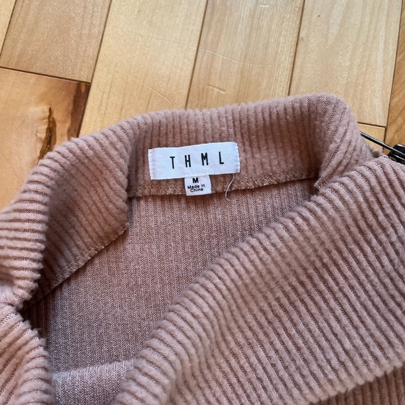 THML Woman’s Sweater Medium - Picture 4 of 8